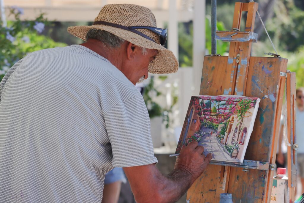 Attività di pittura durante un laboratorio creativo