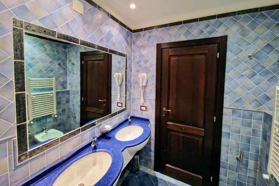 La Villa e l'Appennino bagno blu 2 ritaglio