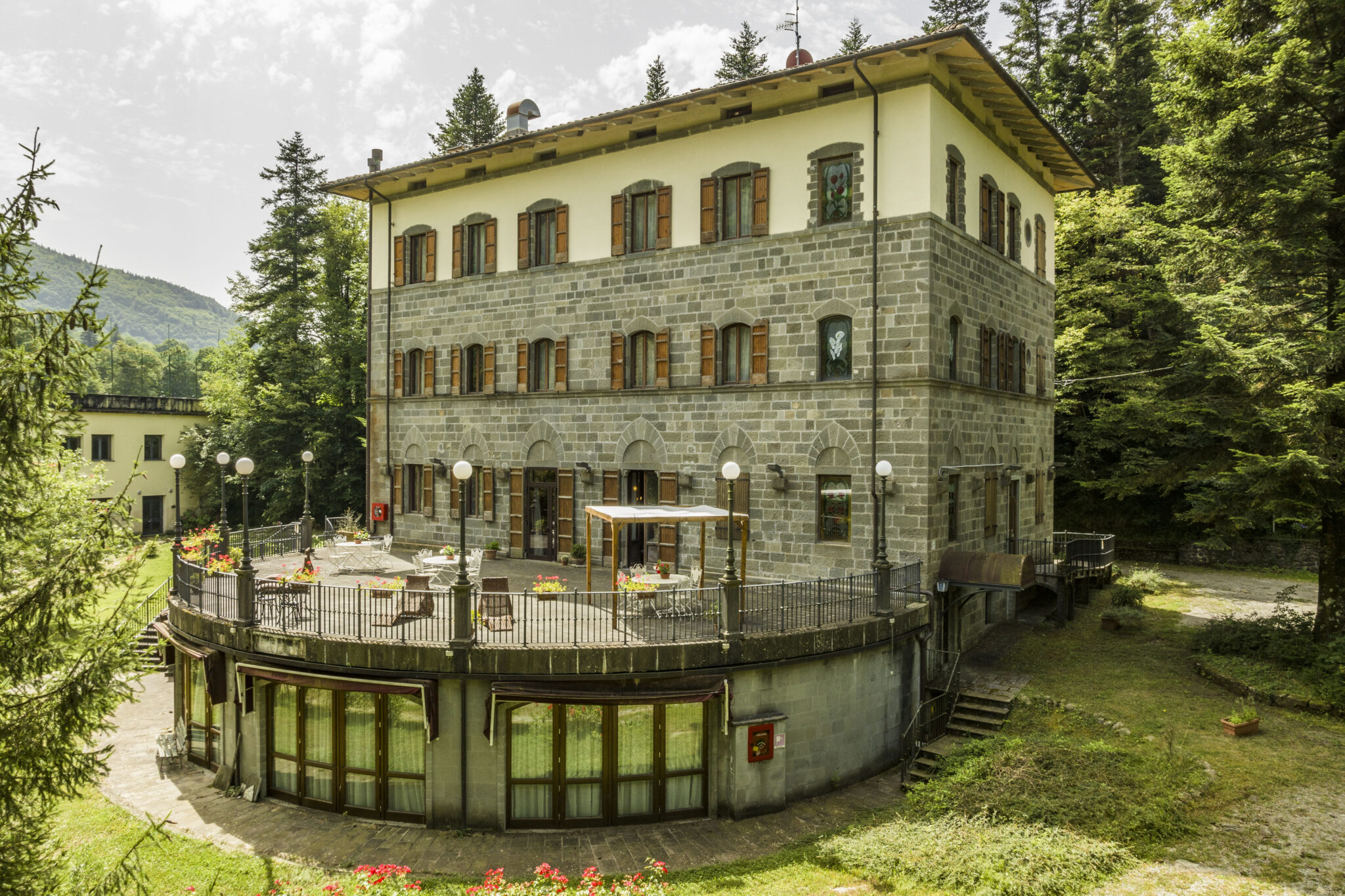 La Villa e l'Appennino esterno villa basilewsky 24