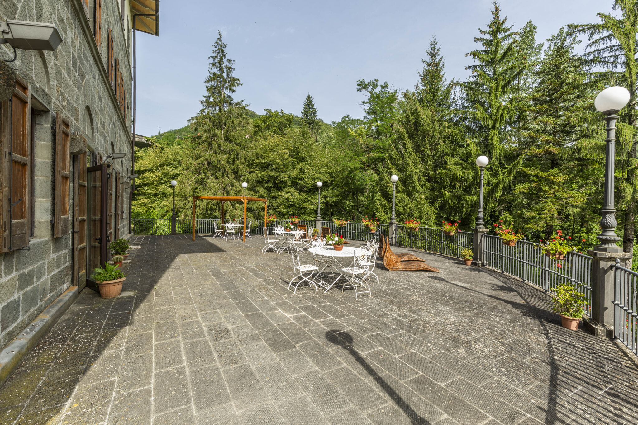 La Villa e l'Appennino terrazza villa basilewsky 2